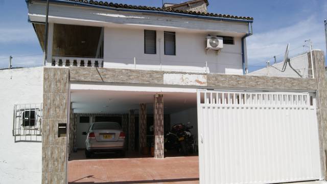 CASA EN VENTA GIRARDOT, EXCELENTE UBICACIÓN CERCA A UNICENTRO Y HOMECENTER, PISCINA PRIVADA, 5 HABITACIONES REF. GC0026