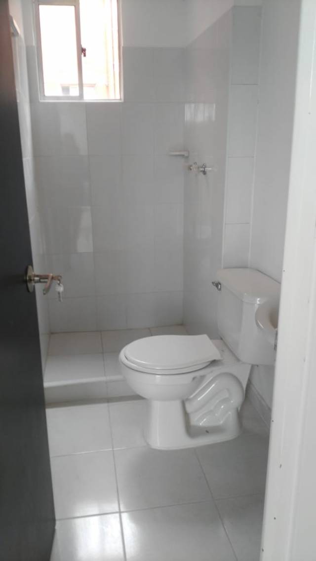 MADRID, QUINTAS DE ZARAGOSA, VENDO CASA 3 NIVELES , EXCELENTE ESTADO