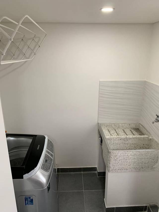 Apartamento remodelado en el barrio El Lido en Unidad Cerrada