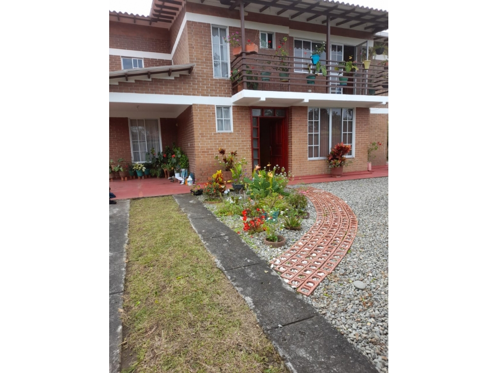 Venta de casa campestre en conjunto cerrado via Barcelona, Quindio