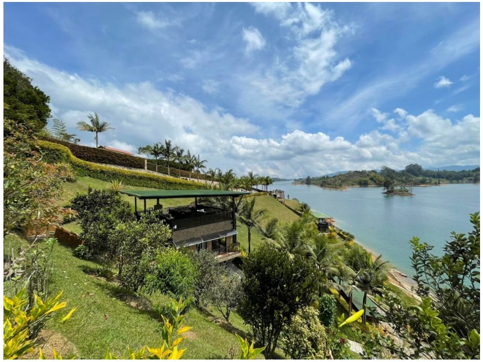 HERMOSA CASA CAMPESTRE EN  GUATAPÉ / EL PEÑOL / SECTOR LA CRISTALINA