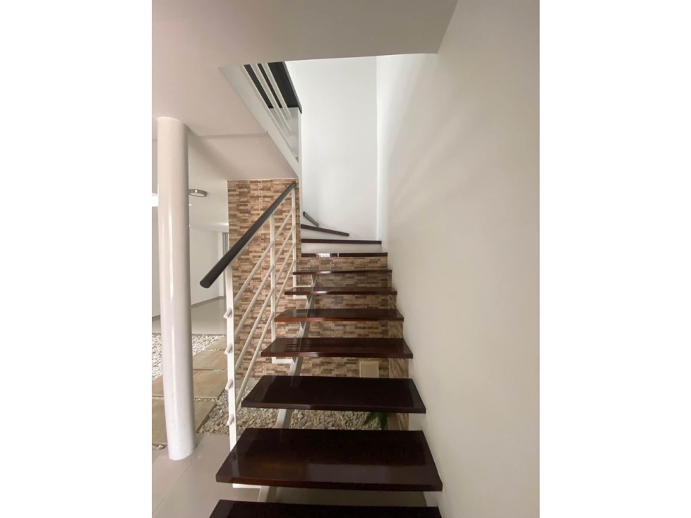 Venta Casa en Condominio de 200mts2 Bella Suiza, Sur de Cali 9641.