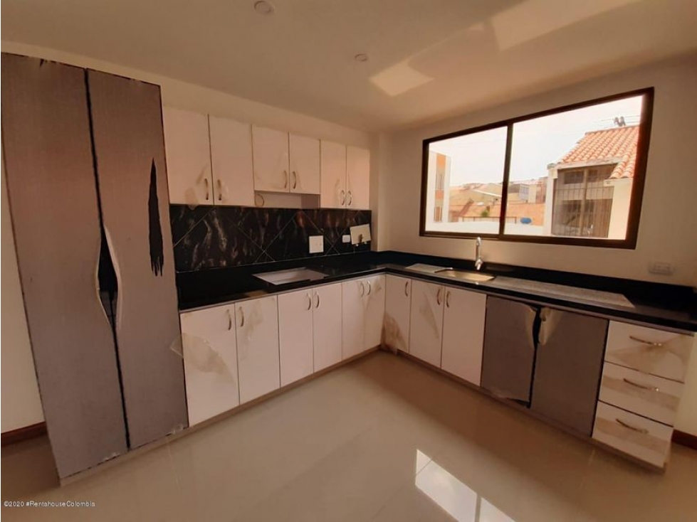 Apartamento en  20 de Julio(Chia) RAH CO: 23-770