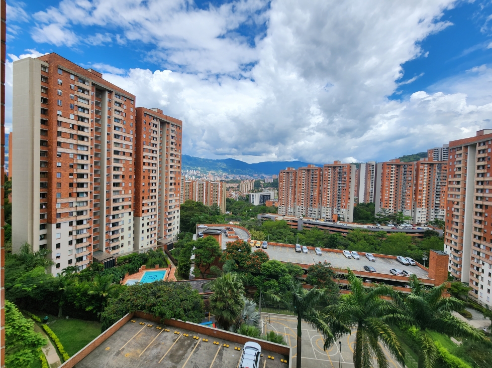 VENTA APARTAMENTO EN LOMA DE LOS BERNAL, PISO MEDIO.