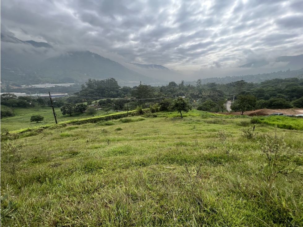 VENTA LOTE SEMI QUEBRADO EN GIRARDOTA, VISTA ABIERTA.