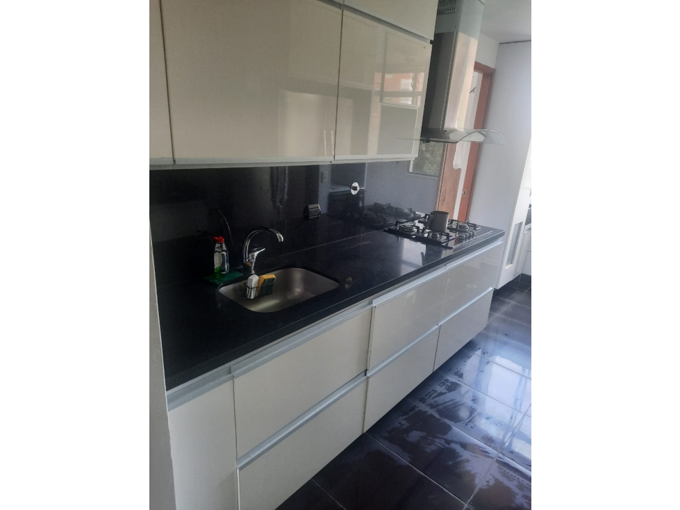 VENDO APARTAMENTO REMODELADO EN LAS LOMAS EN EL POBLADO