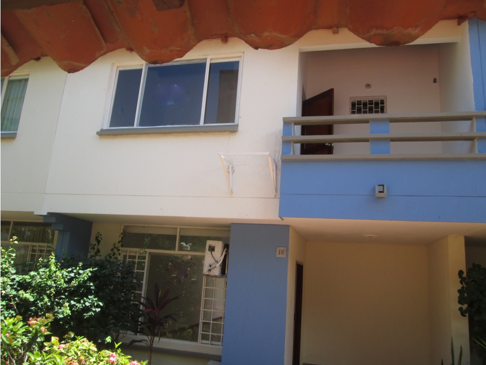 VENTA CASA DE DOS NIVELES EN CONJUNTO CERRADO RODADERO SUR