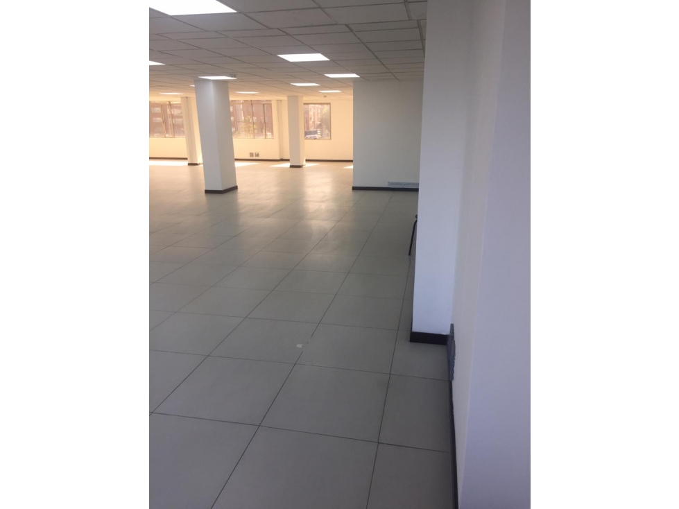 EDIFICIO EN ARRIENDO EN CHICO 632 m2