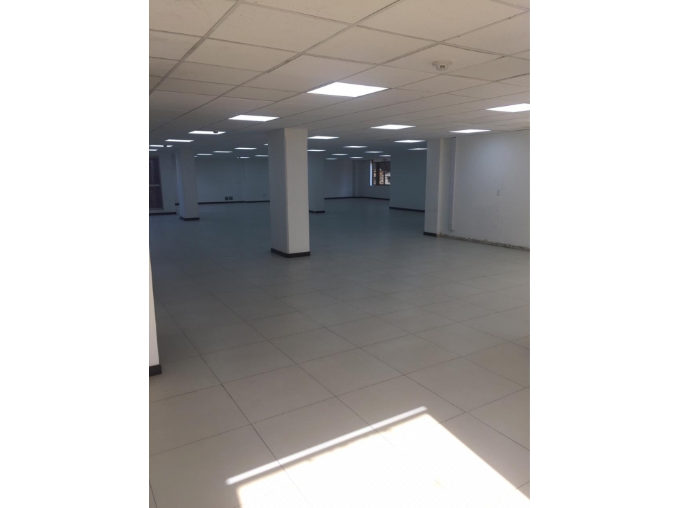 EDIFICIO EN ARRIENDO EN CHICO 712 m2