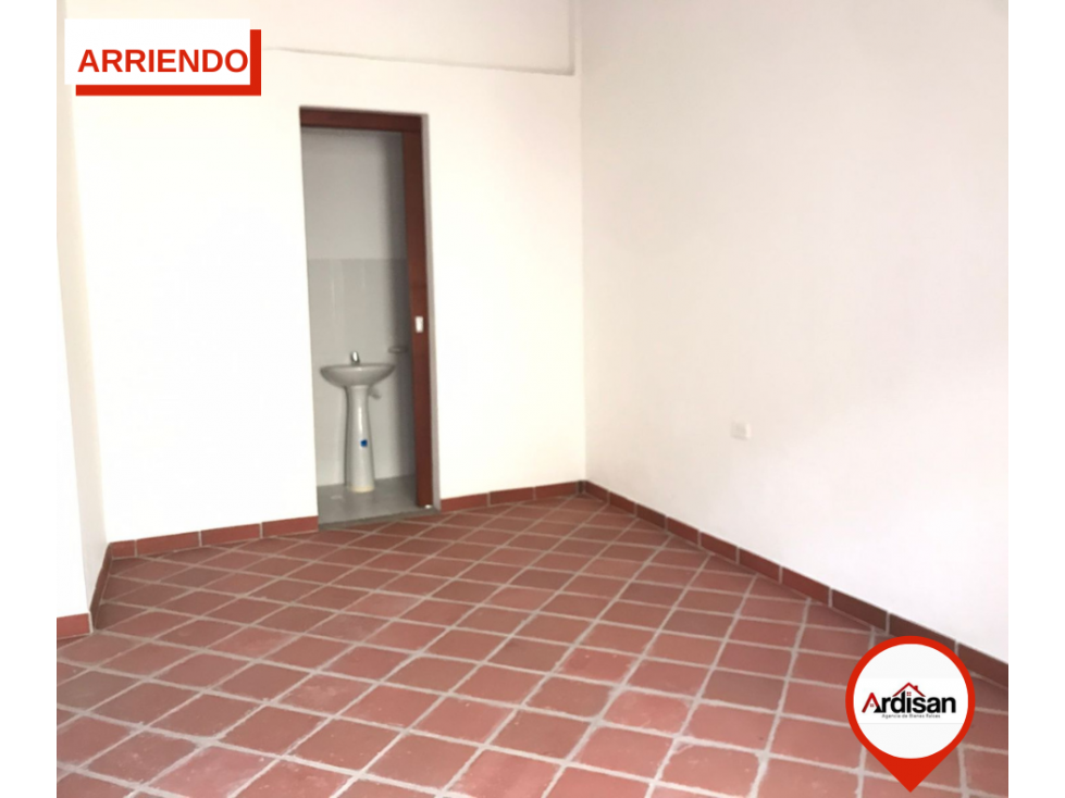 ARRIENDO LOCAL CENTRAL  (para oficina o consultorio)