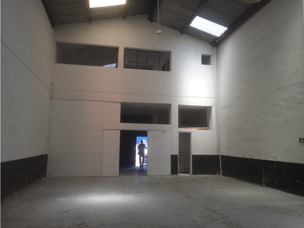 Bodega para Arriendo en Medellin // 215 M2