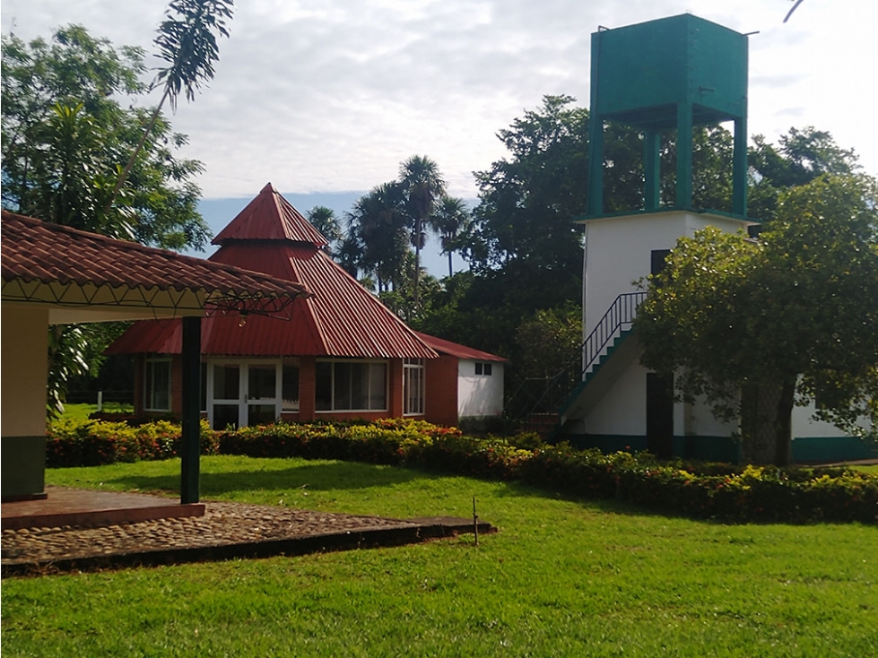 FINCA GANADERA DE 110 HECTAREAS CERCA  A VILLAVICENCIO-META