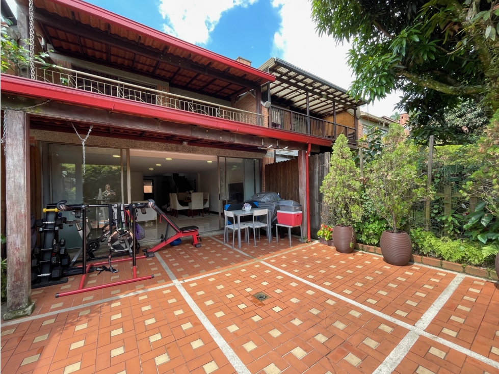 Casa en venta, Envigado, Benedictinos, para remodelar