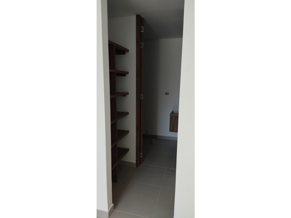 VENDO AMPLIO APARTAMENTO NUEVO EN FLORIDA