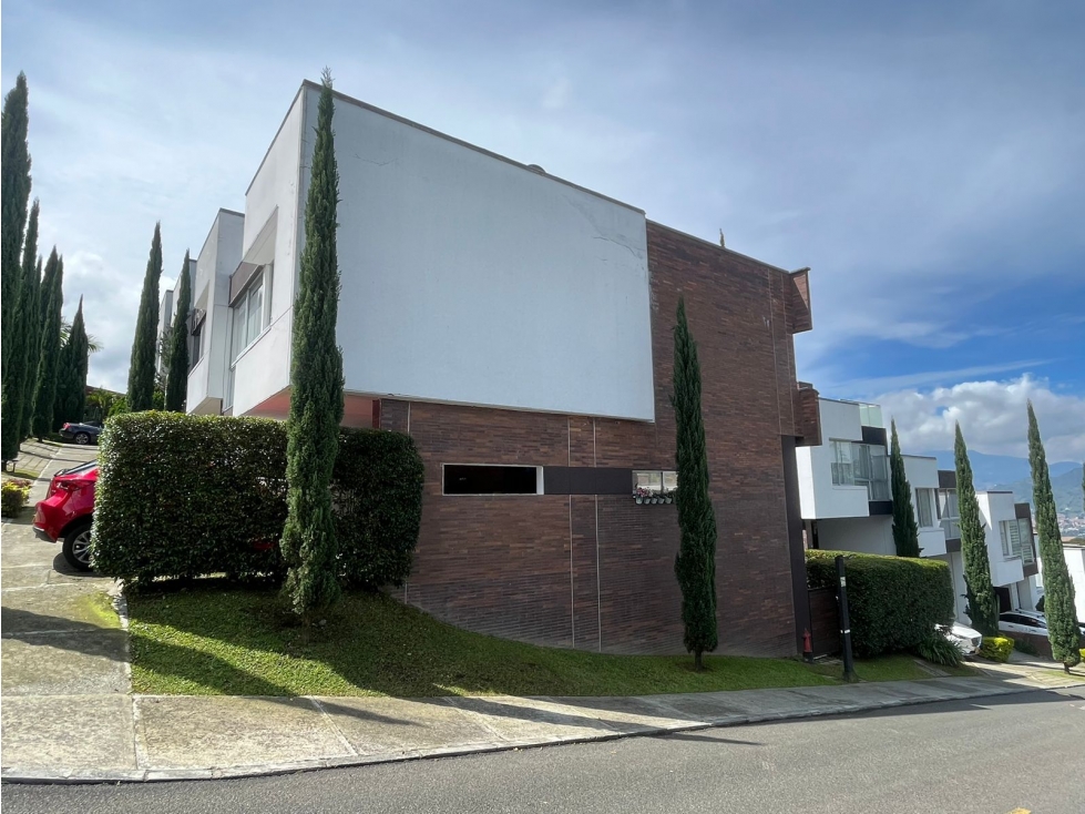 Venta moderna casa esquinera en Envigado, loma del chocho.