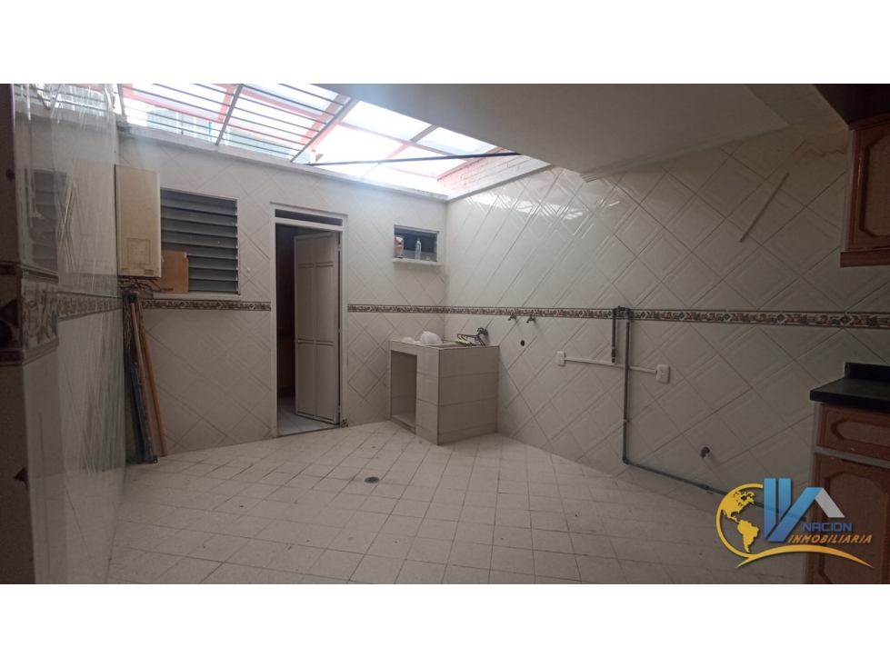 SE VENDE HERMOSA Y AMPLIA CASA EN ALTOS DE CAÑAVERAL