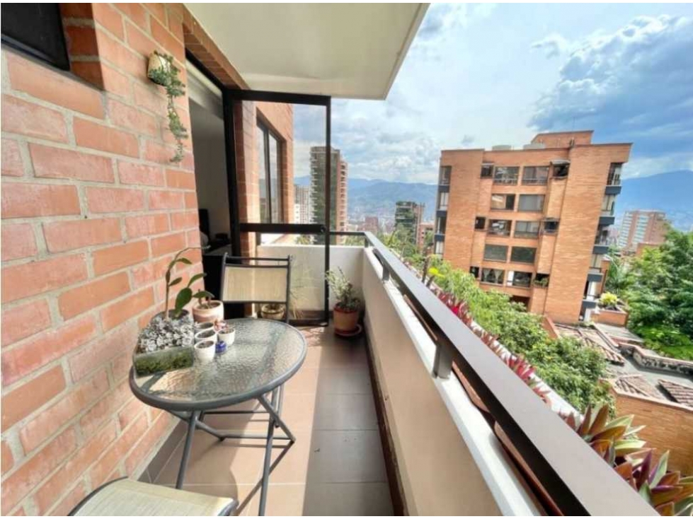 Apto en el Poblado remodelado con bella vista, excelente distribución