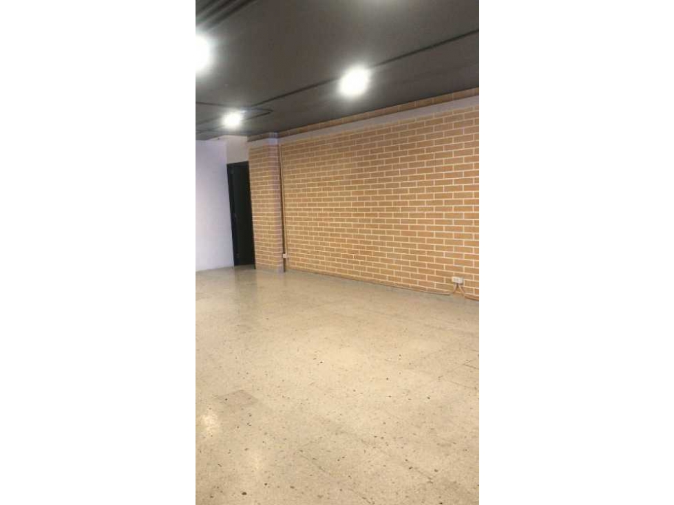 ARRIENDO LOCAL/OfICINA EN CHICO 95 CON 13 COMERCIAL