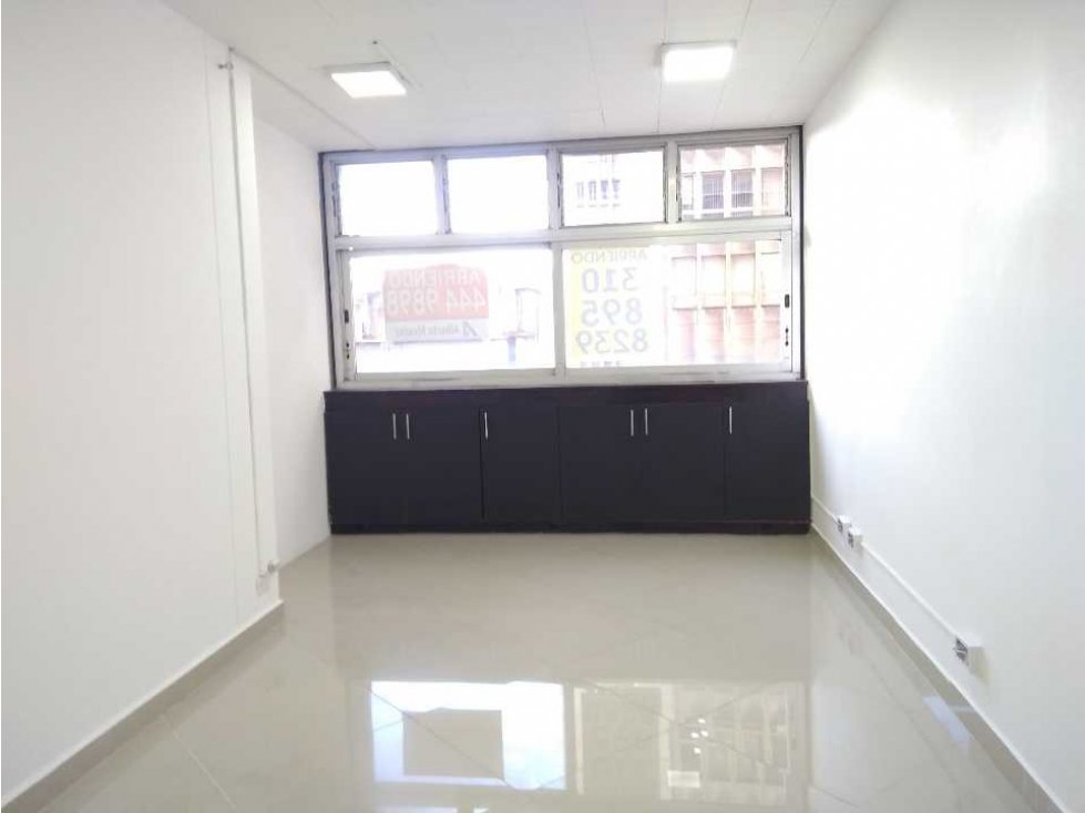 ARRIENDO OFICINA EN EL CENTRO, SECTOR PARQUE BERRÍO