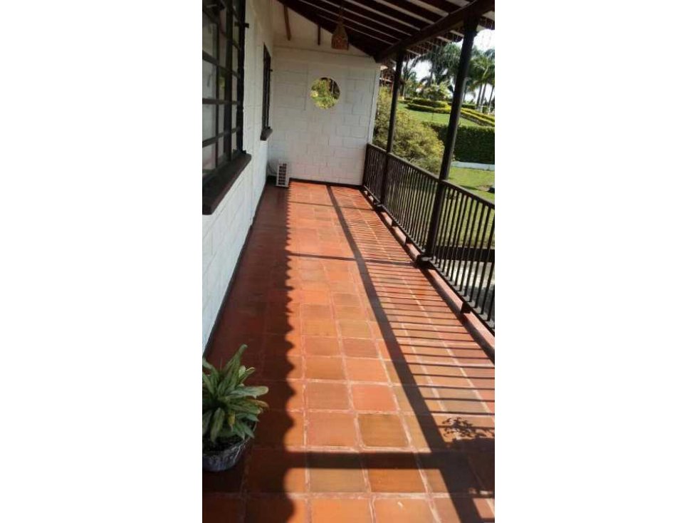 Casa campestre,tiene 3 vías de acceso, cerca a pereira