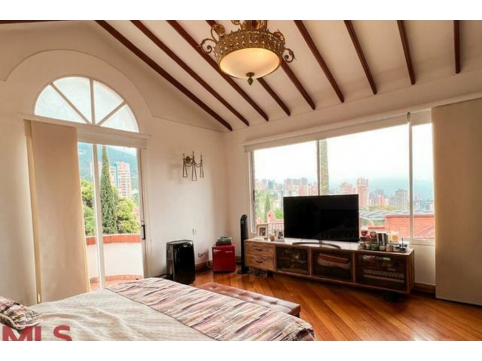 Casa en venta en Altos del Poblado, Medellín