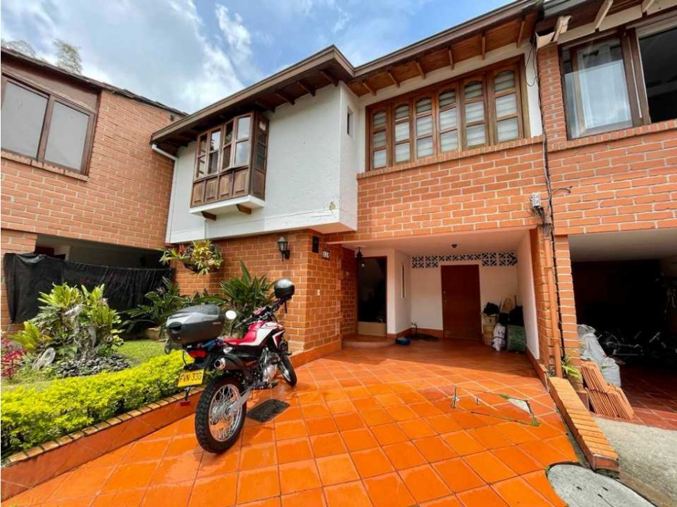 En venta hermosa casa Envigado- Loma de escobero