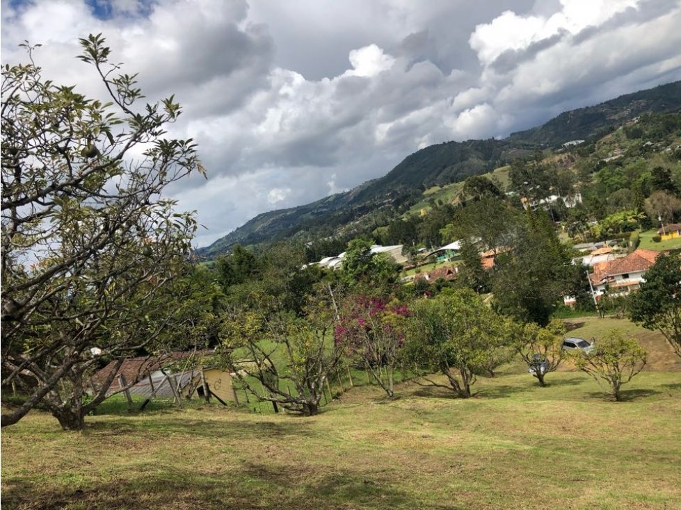 ENCANTADOR LOTE CON LICENCIA EN VENTA GUARNE VEREDA HOJAS ANCHAS