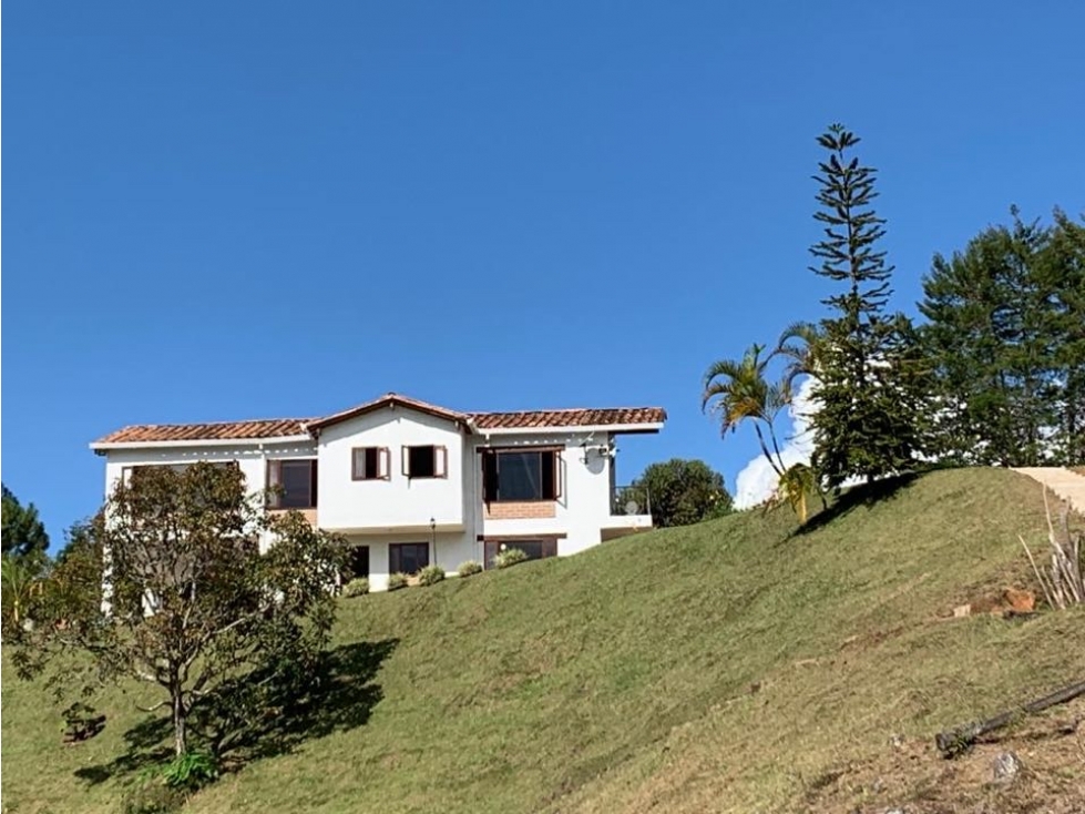 ENCANTADORA CASA FINCA EN VENTA EL PEÑOL