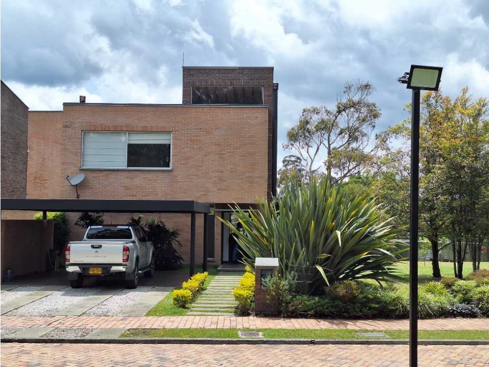 HERMOSA CASA PARA LA VENTA EN LA RECTA A LLANOGRANDE