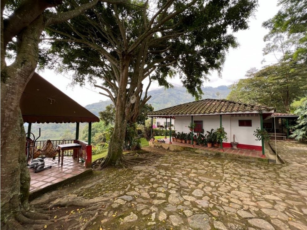 Hermosa finca campesina en girardota antes del peaje