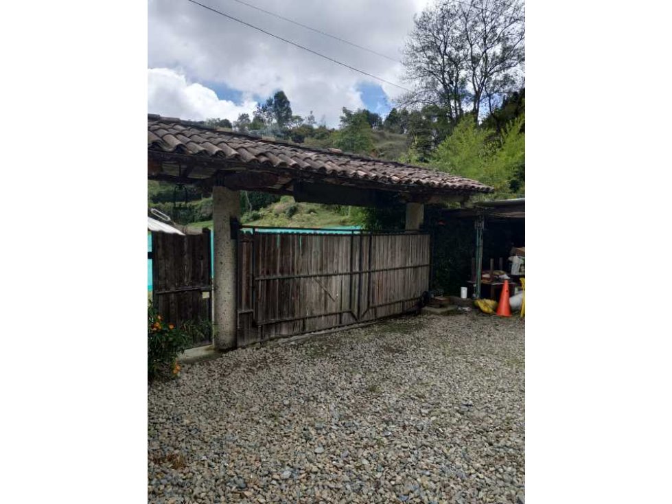 HERMOSA FINCA EN GUARNE, 6.400 MTS CASA 3 PISOS USO COMERCIAL E INDUST