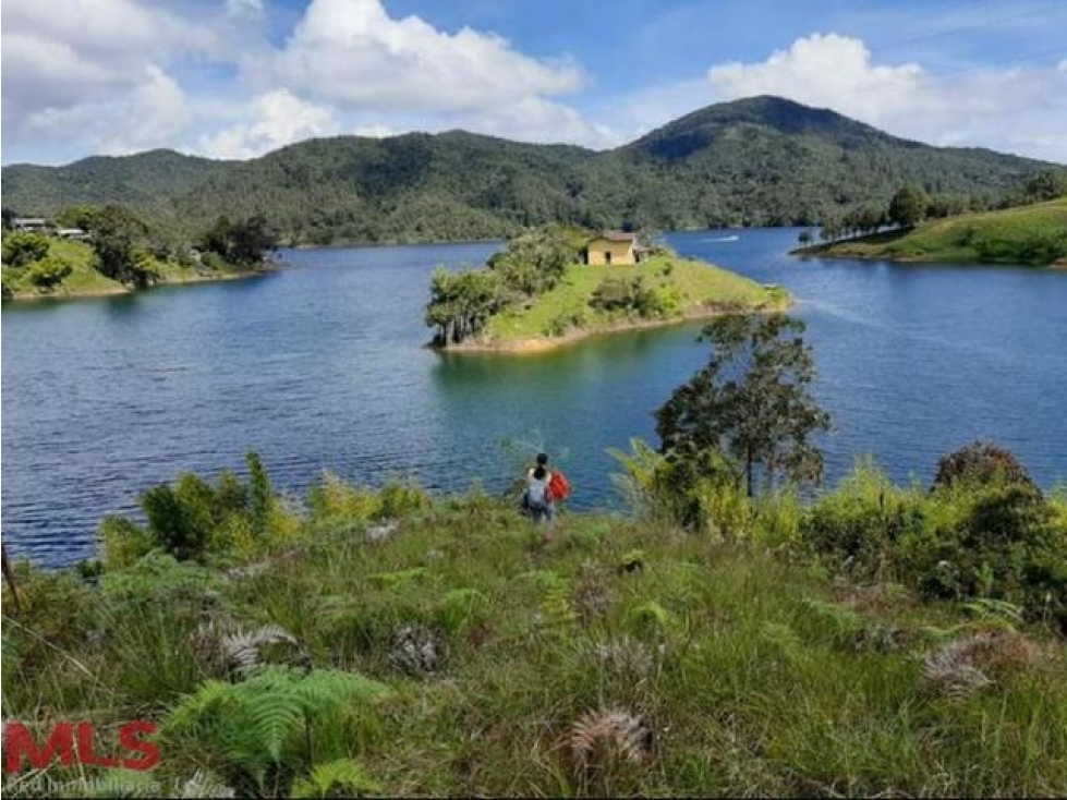 ISLA EN GUATAPE CON USO HOTELERO(MLS#239022)