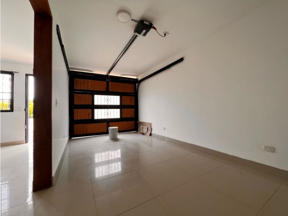 LINDA CASA EN VENTA DE PRIMER NIVEL Y SOTANO EN EL CARMEN DE VÍBORAL.