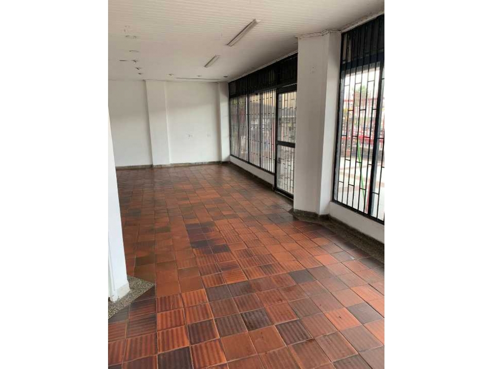 Local comercial en arriendo en edificio esquinero