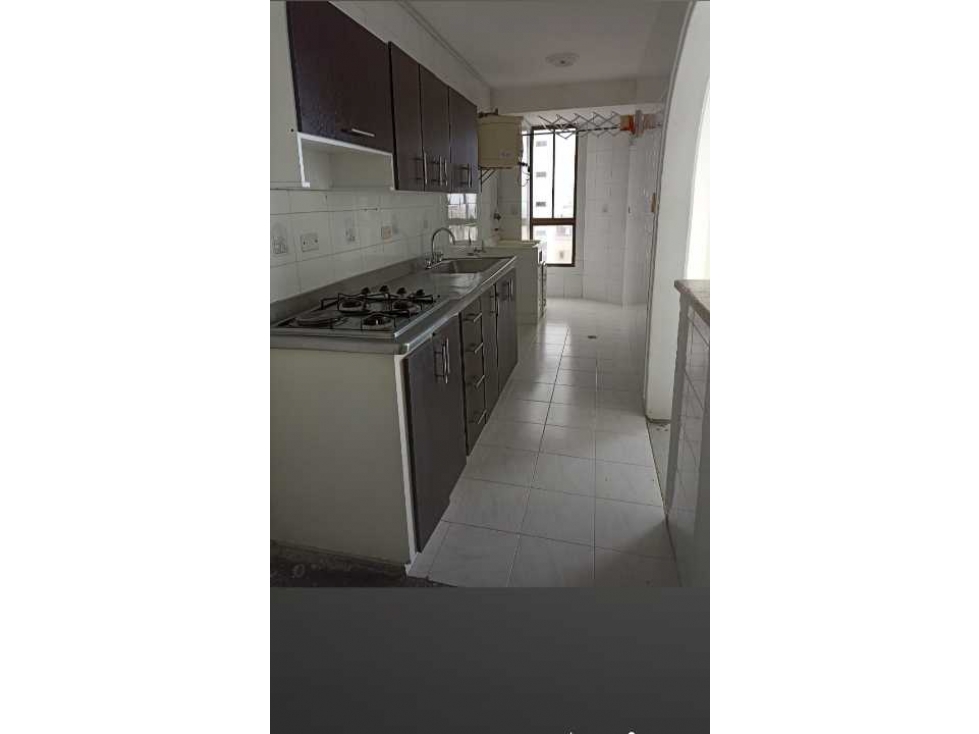 SE VENDE APMPLIO APARTAMENTO ZONA : BARRIO LAURELES NORTE .