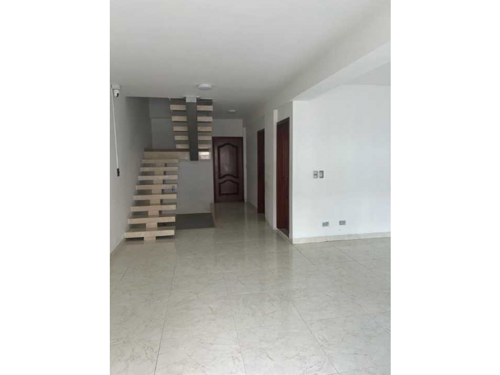 Se vende casa unifamiliar tres pisos full acabados