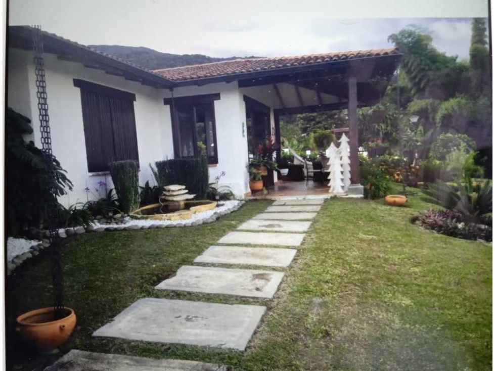 Se vende espectacular finca en el lago calima