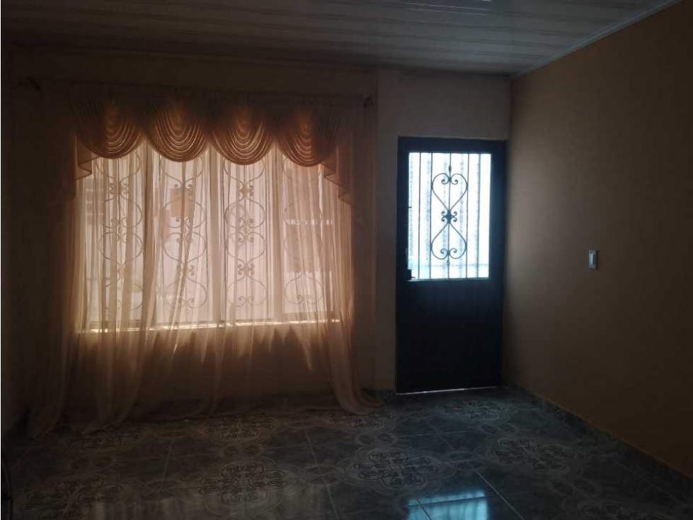 Se vende excelente casa esquinera con negocio Tienda