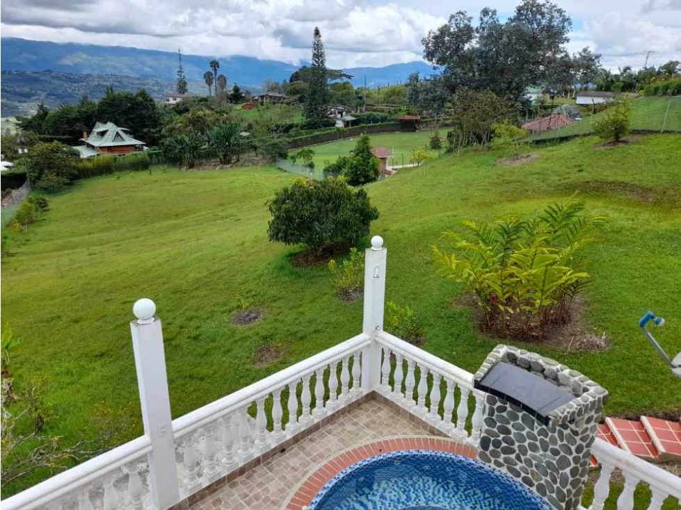 Se vende hermosa finca kilómetro 26 . Dentro de condominio