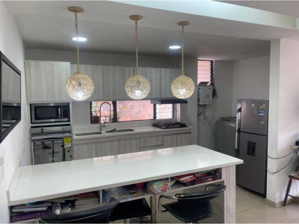 Vendo amplio apartamento con parqueadero cubierto