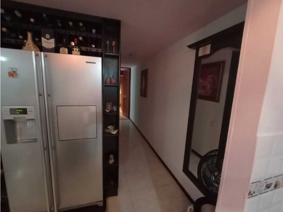 Vendo apartamento con 2 parqueaderos y depósito en el centro