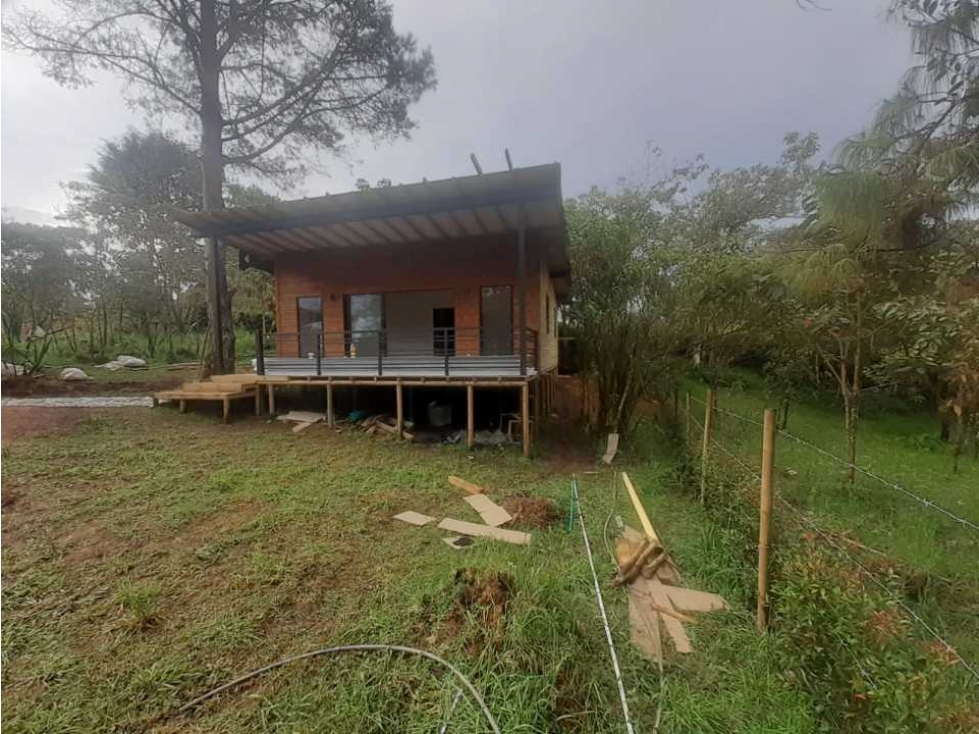 Vendo cabaña en Santa Elena entre piedras blancas y barro blanco