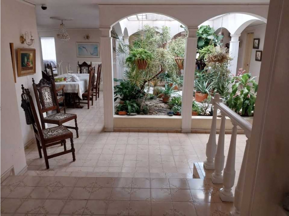 Vendo Casa Clásica jardines interiores (GU)