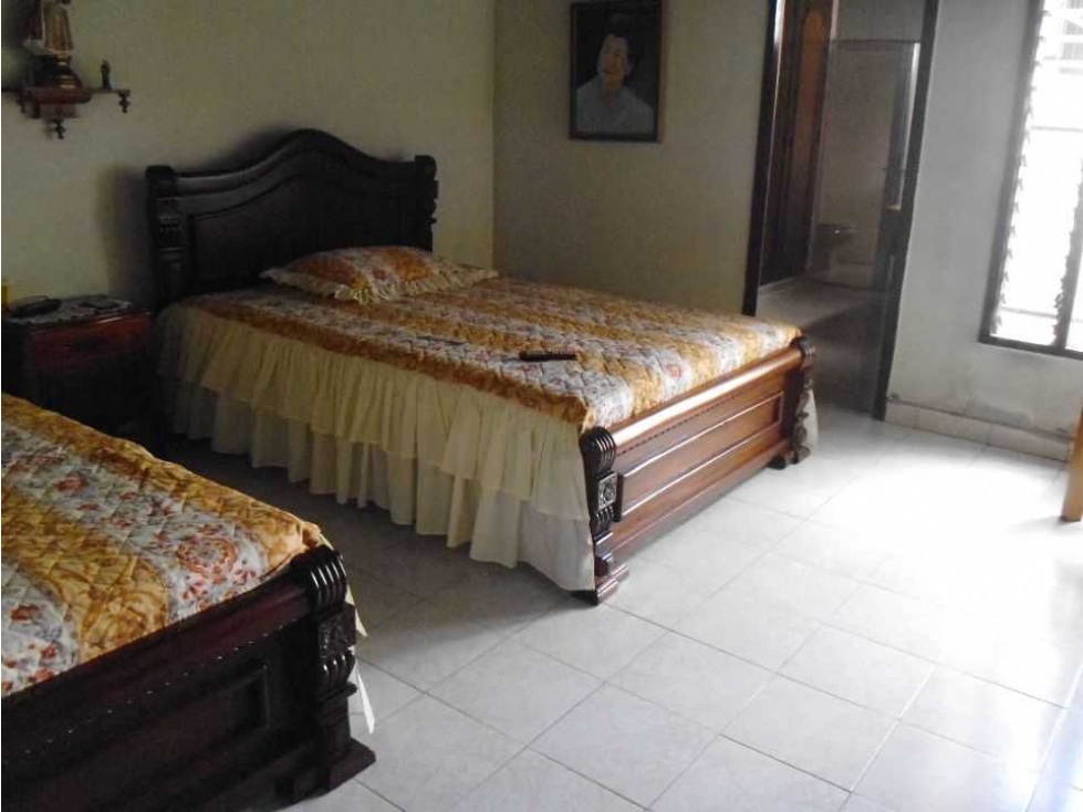 VENDO CASA EN EL BARRIO LAURELES CON PARQUEADERO