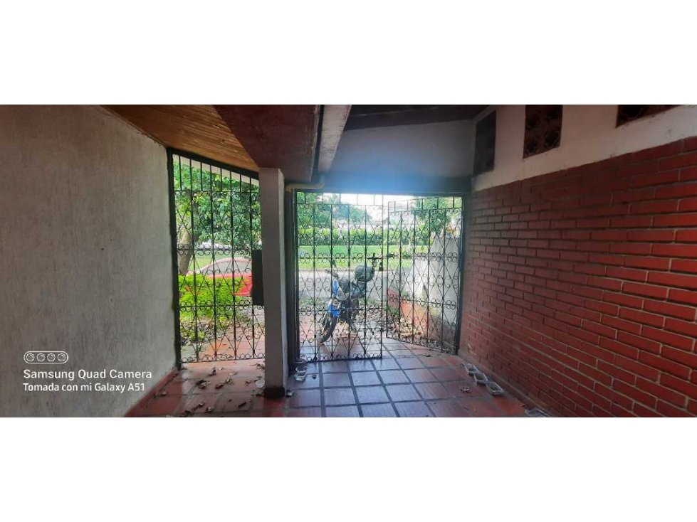 Vendo casa en el norte de cali barrio vipasa lote de 300 m²