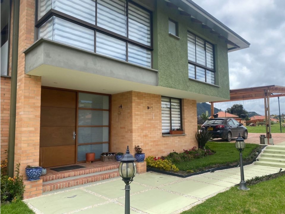 VENDO CASA EN LA CALERA - MACADAMIA.