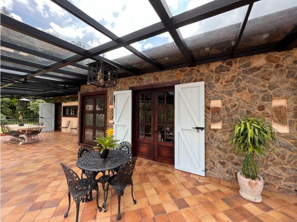 VENDO CASA EN MIRADOR DE LA REPRESA CON HERMOSO LOTE Y DISEÑO FRANCÉS