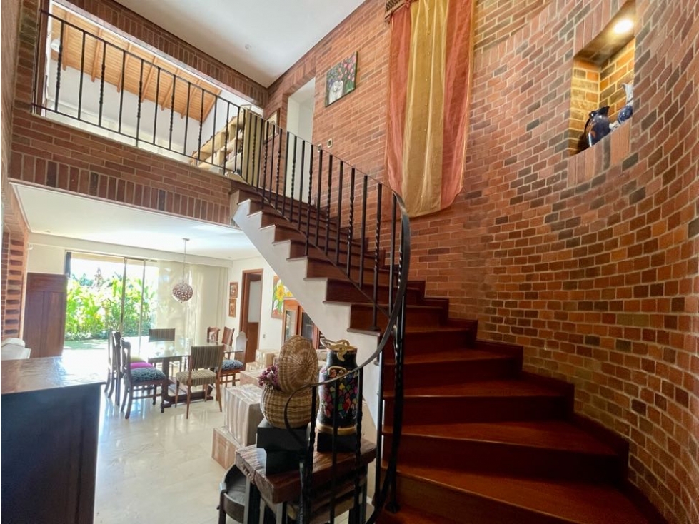 VENDO CASA POBLADO 3 ALCOBAS, ESTUDIO Y SERVICIO, VISTA A MEDELLÍN