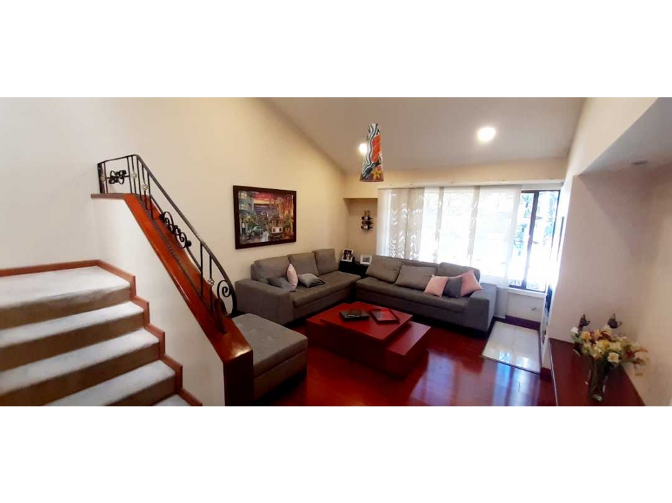 Vendo/Permuto Acogedora Casa 243 m2 Iberia 2 niveles remodelada