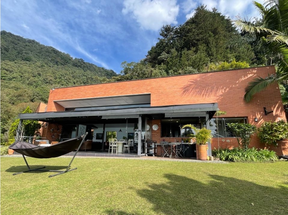 Venta Casa en la Av Las Palmas, Envigado Vista a la Ciudad Medellin